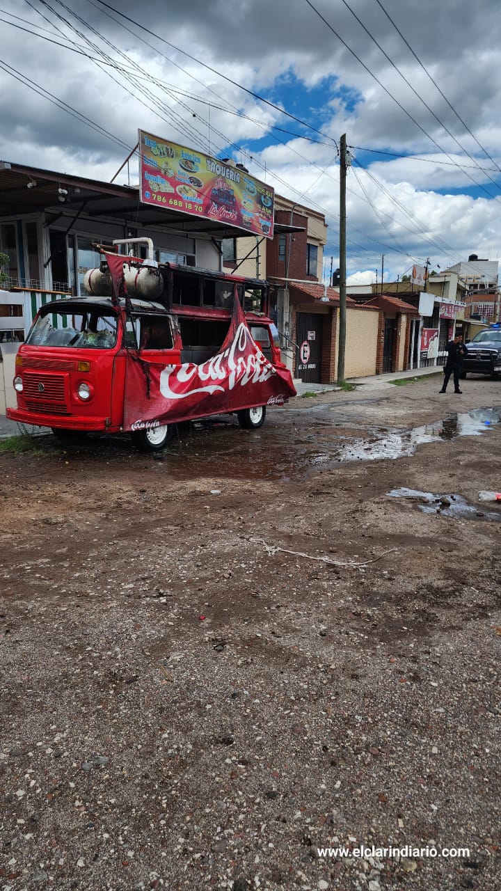 Vecinos y Bomberos del CREHI logran controlar incendio en combi de tacos en CdHidalgo.