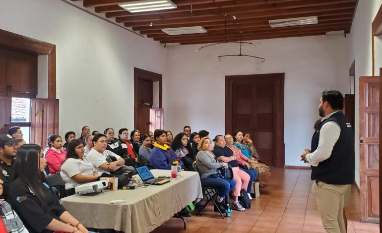 Capacitan a restauranteros, cocineras y empresarios de Uruapan en gastronomía tradicional.