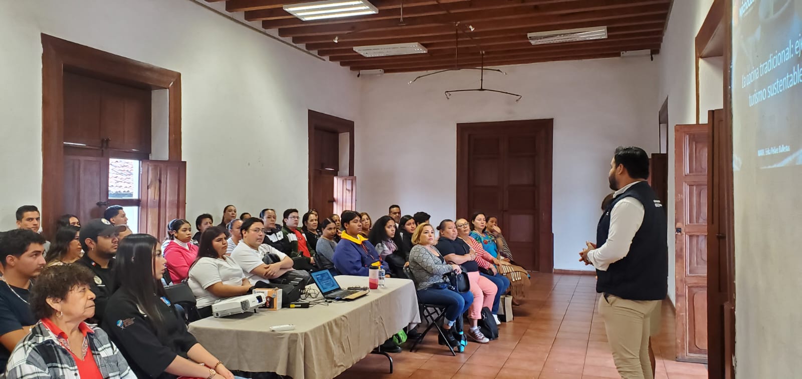 Capacitan a restauranteros, cocineras y empresarios de Uruapan en gastronomía tradicional.