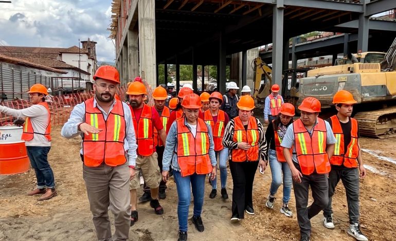 Con 45% de avance, comerciantes revisan obra del nuevo mercado de Pátzcuaro.