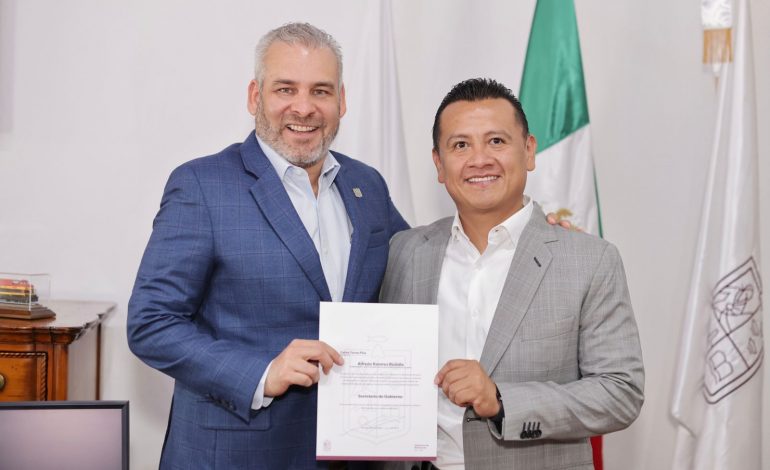 Nombra Bedolla a Carlos Torres Piña como secretario de Gobierno.