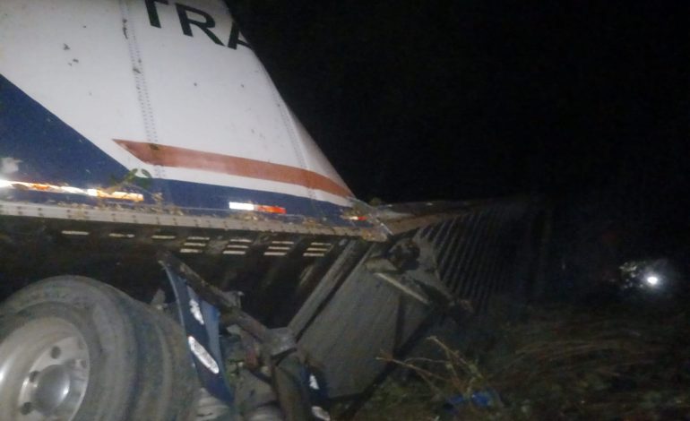 Accidente en las Curvas del Gato en Zitácuaro causa daños materiales al volcar un trailer