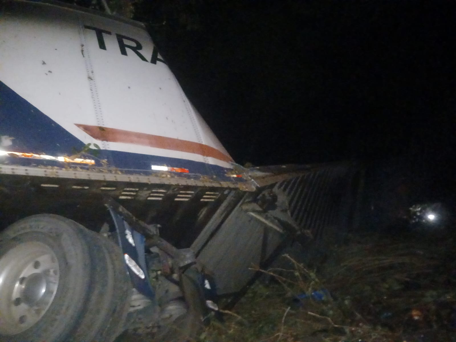 Accidente en las Curvas del Gato en Zitácuaro causa daños materiales al volcar un trailer
