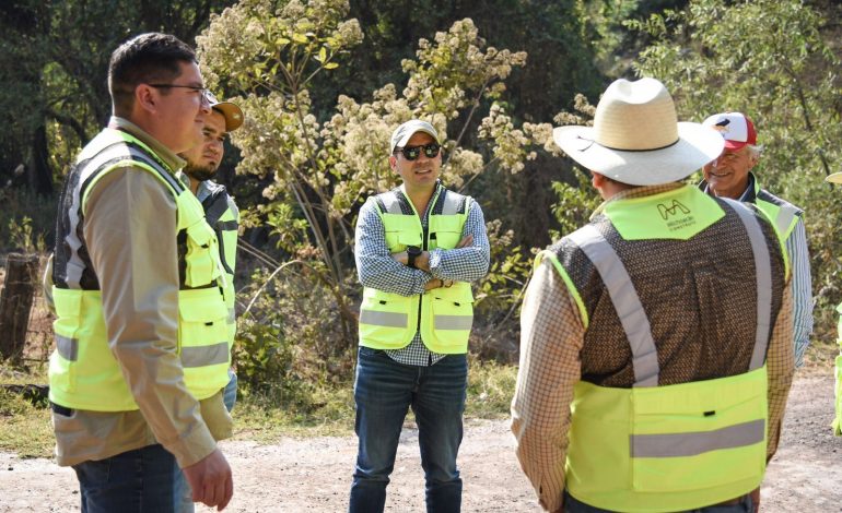 Tras 10 años sin mantenimiento, rehabilita SCOP tramo carretero Aguililla-Dos Aguas.