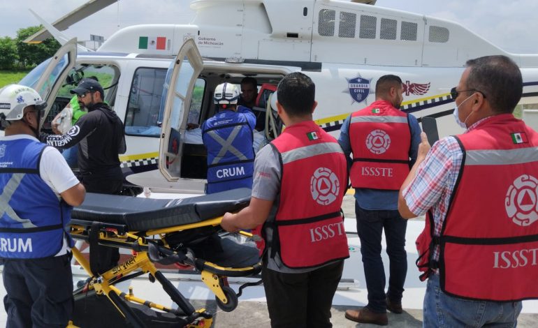 Ambulancia aérea del Gobierno estatal traslada a Morelia a bebé y adulto para recibir atención médica