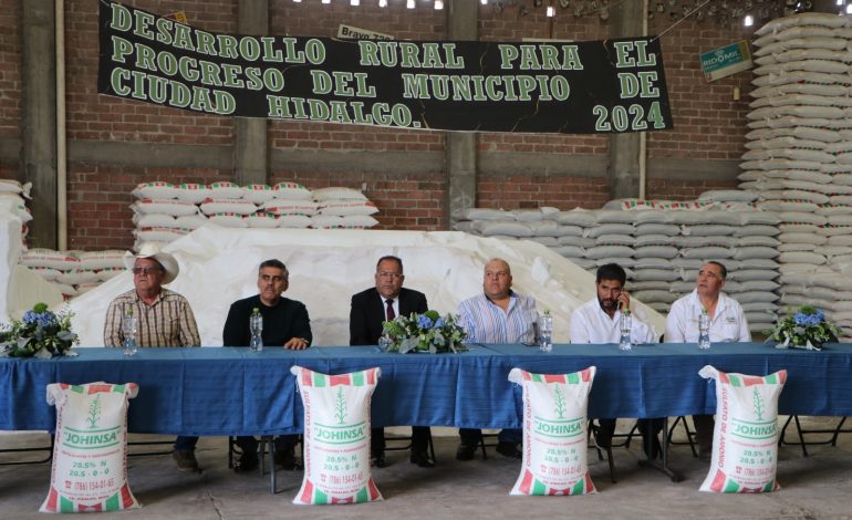 José Luis Téllez Marín, hizo entrega de 150 toneladas de fertilizante químico en beneficio a igual número de productores del municipio.