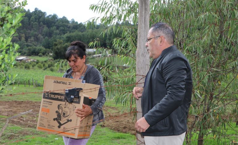 ​José Luis Téllez Marín, supervisa diversas obras de beneficio social y entregó una bomba de agua.