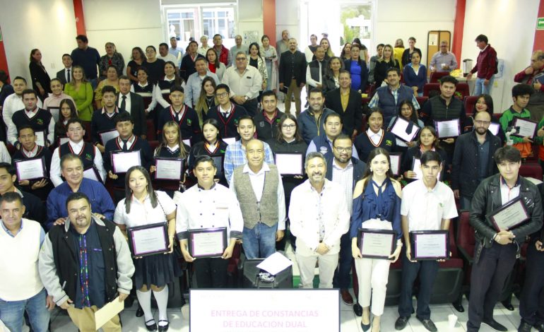Cecytem reconoce a estudiantes por concluir formación práctica en empresas