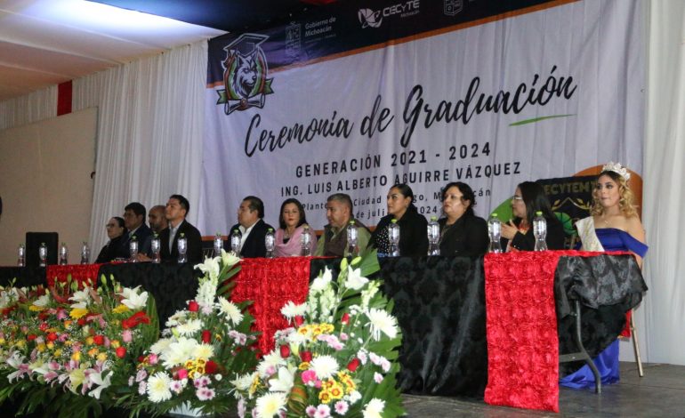 Rogelio Sandoval, Tesorero Municipal, asistió a la clausura de fin de cursos 2023-2024 y la graduación de la Generación 2021-2024 del CECyTEM.