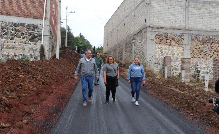 José luis Téllez Marín, supervisó los trabajos de la pavimentación asfáltica de la calle de acceso a la colonia Humberto Gutiérrez.