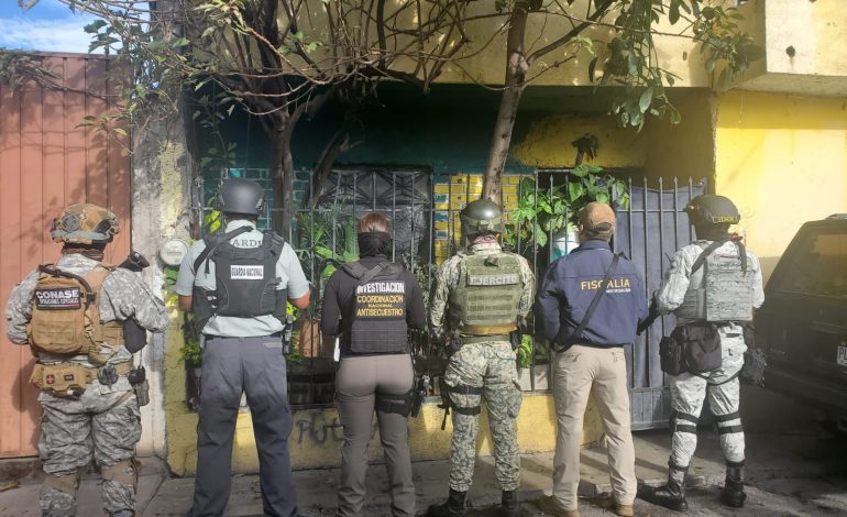En cateo interinstitucional ejecutado en la colonia Wenceslao Victoria, FGE aseguró 950 de narcótico y detuvo a dos personas
