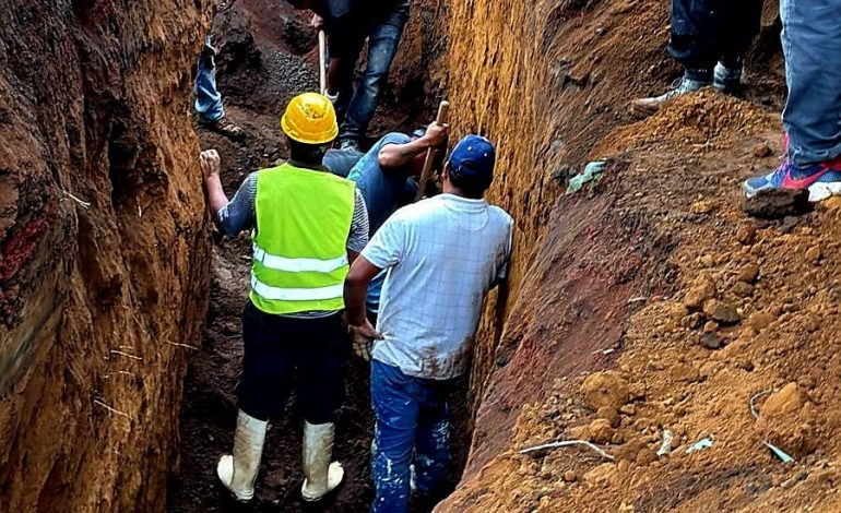 Tragedia en Nuevo Zirosto: Joven estudiante muere en derrumbe de zanja durante obras.