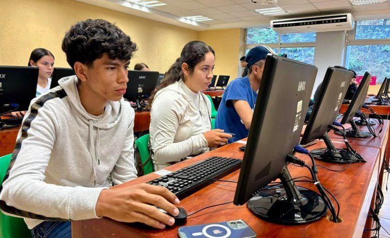 Hay 20 carreras universitarias para jóvenes de la Sierra Costa de Michoacán