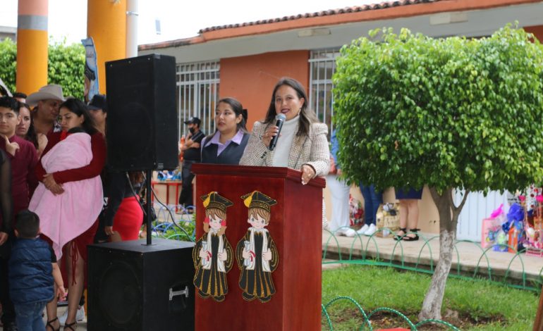 Luz María Lemos Miranda, directora del DIF Municipal, asistió a la clausura del Jardín de Niños Alfredo Zalce
