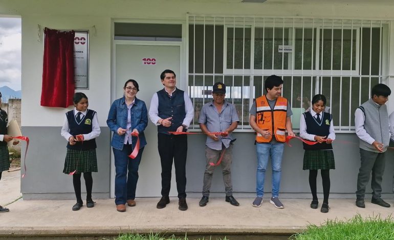 Entrega Toño Ixtláhuac aula en escuela de Francisco Serrato