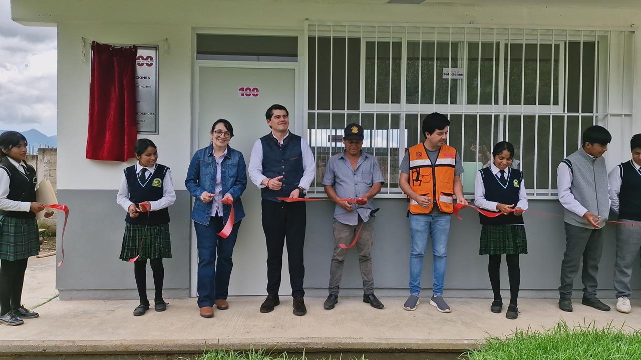 Entrega Toño Ixtláhuac aula en escuela de Francisco Serrato