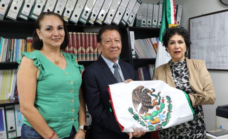 Maestro michoacano representará a México en España en concurso de poesía