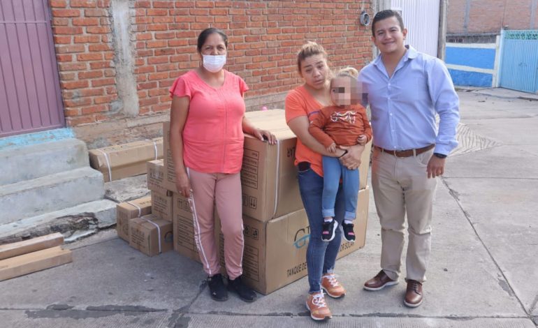 Víctor Zurita entrega calentadores solares y láminas a las familias de El Resumidero y El Porvenir