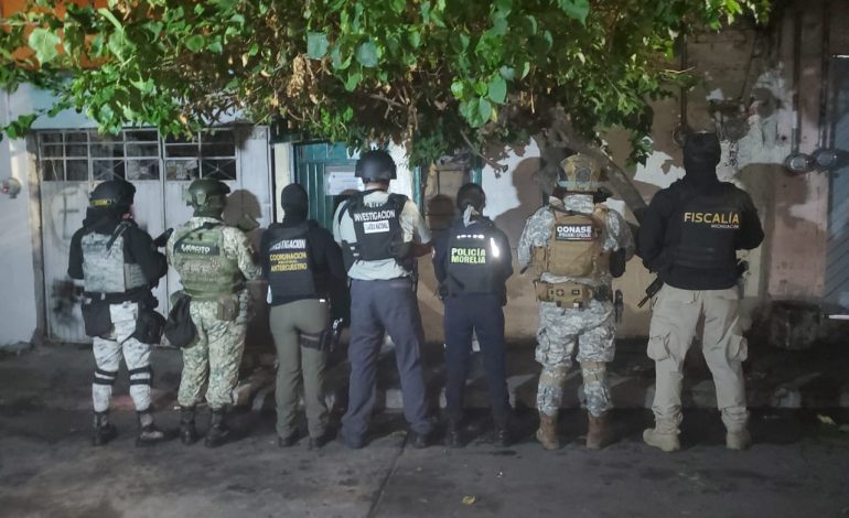 Fiscalía General asegura droga y detiene a cinco personas durante cateo realizado en la colonia Doctor Miguel Silva, en Morelia