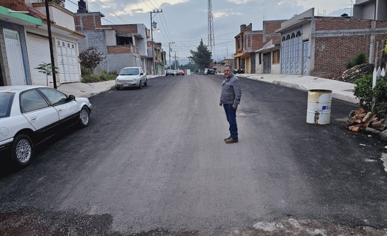 José Luis Téllez Marín, supervisa obras de pavimentación en las Calles La Patria es Primero, Huracán y Altamirano de la cabecera municipal. 