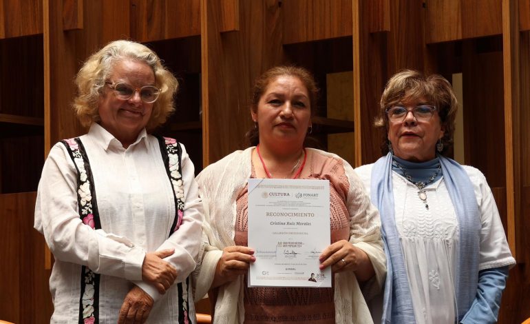 Artesana michoacana recibe máximo galardón nacional de arte popular