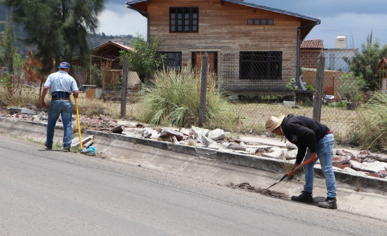 La Dirección de Servicios Municipales, realiza tareas de limpieza de cunetas, coladeras, bocas de tormenta y arroyos, para evitar inundaciones.