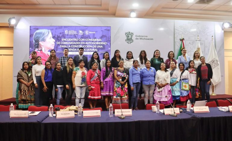 Gobierno estatal acerca servicios a mujeres de comunidades con autogobierno.