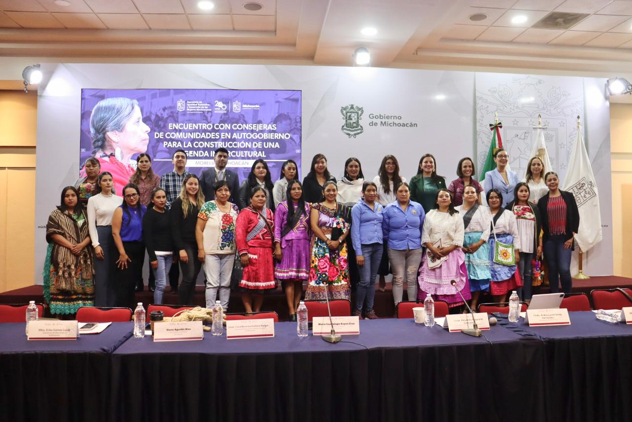 Gobierno estatal acerca servicios a mujeres de comunidades con autogobierno.