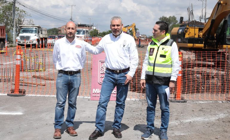 Supervisa Bedolla avance del paso superior vehicular de Villas del Pedregal.