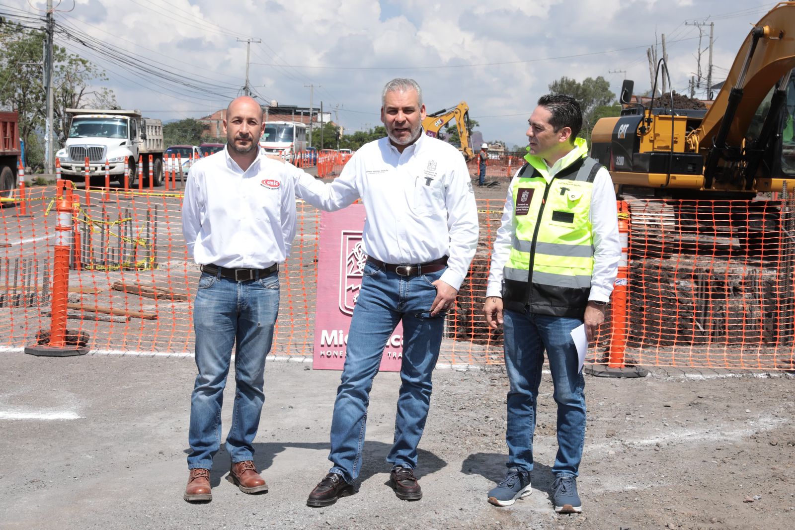 Supervisa Bedolla avance del paso superior vehicular de Villas del Pedregal.