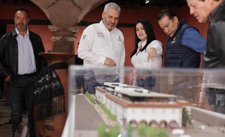 Devela Bedolla maqueta del nuevo mercado de Pátzcuaro.