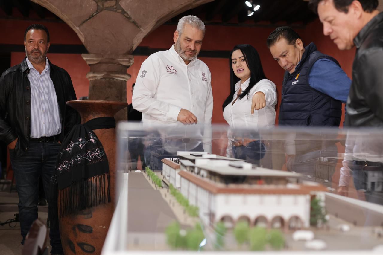 Devela Bedolla maqueta del nuevo mercado de Pátzcuaro.