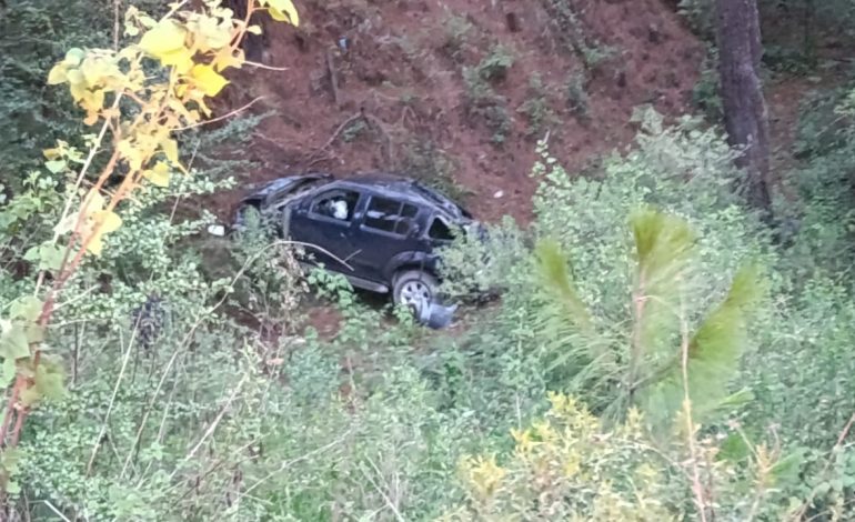 Se reportan cuantiosos daños materiales tras la volcadura de una camioneta en la carretera Cd. Hidalgo – Morelia.
