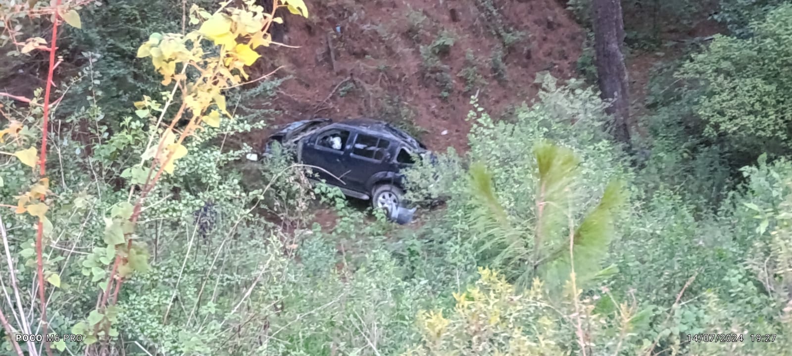 Se reportan cuantiosos daños materiales tras la volcadura de una camioneta en la carretera Cd. Hidalgo – Morelia.