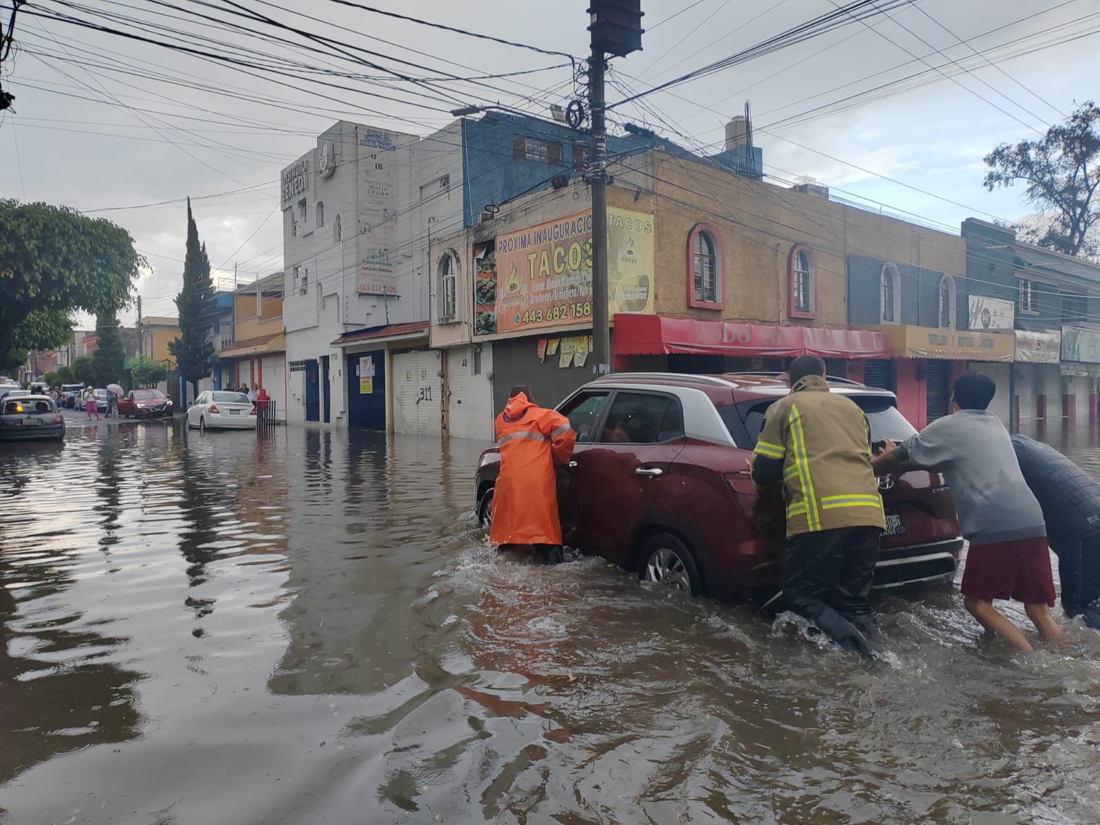 Brinda PC estatal apoyo a habitantes de colonia Prados Verdes