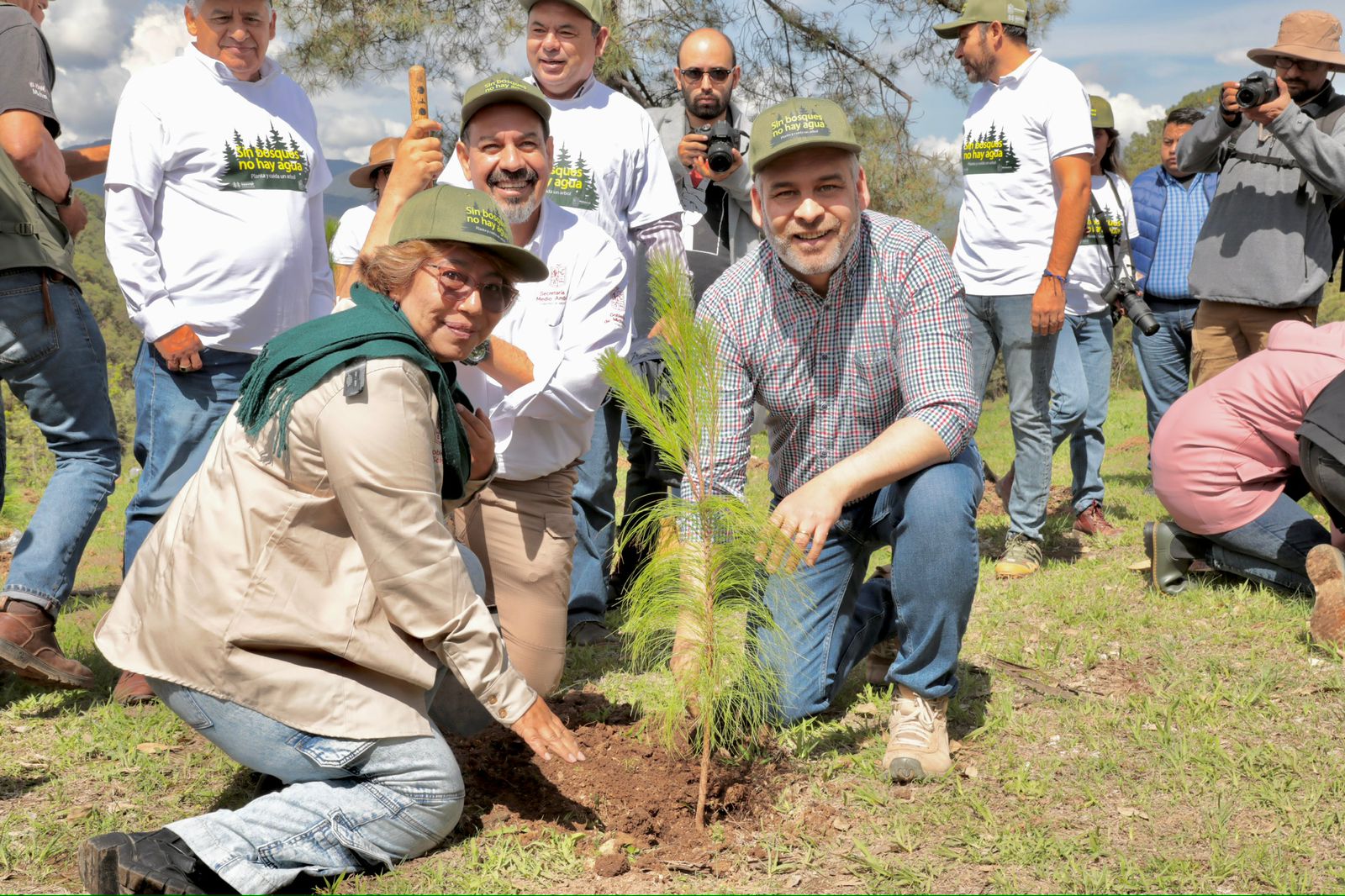 Arrancó reforestación simultánea en 12 municipios de Michoacán.
