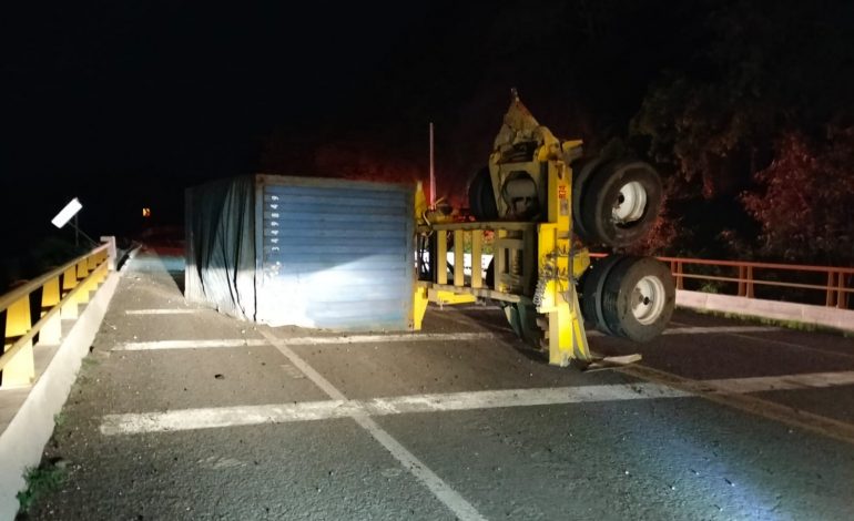 “Accidente en la Autopista Siglo XXI: Contenedor de Tráiler se Volca y Obstruye Vialidad”