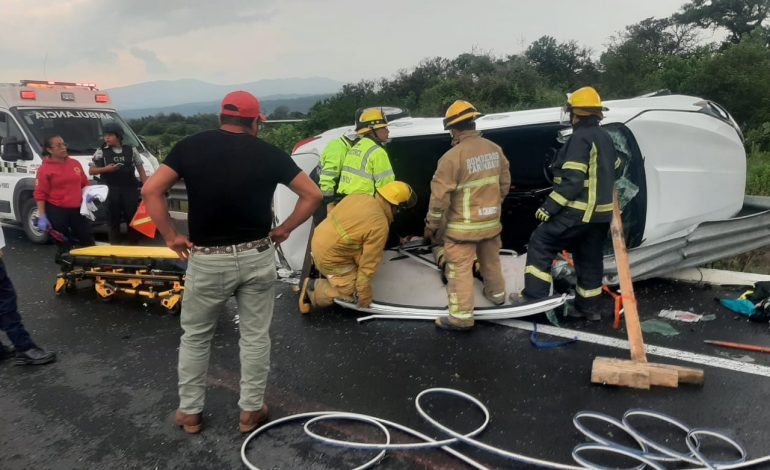 Volcadura deja a tres integrantes de una familia lesionados en la Autopista de Occidente.