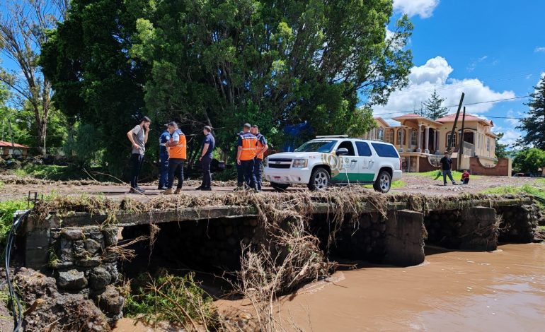Despliega PC estatal operativo en Zináparo ante fuertes lluvias.