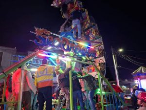 Bomberos Voluntarios de Maravatío rescatan a mujer atrapada en juego mecánico.<br>