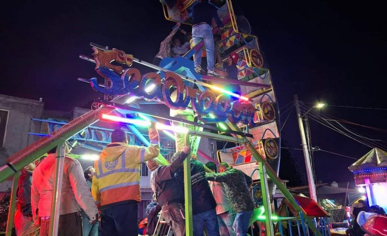 Bomberos Voluntarios de Maravatío rescatan a mujer atrapada en juego mecánico.