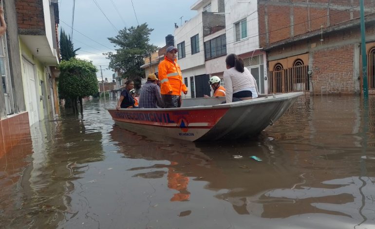 PC estatal apoya a familias de la Carlos Salazar en Morelia, tras inundación por lluvias.