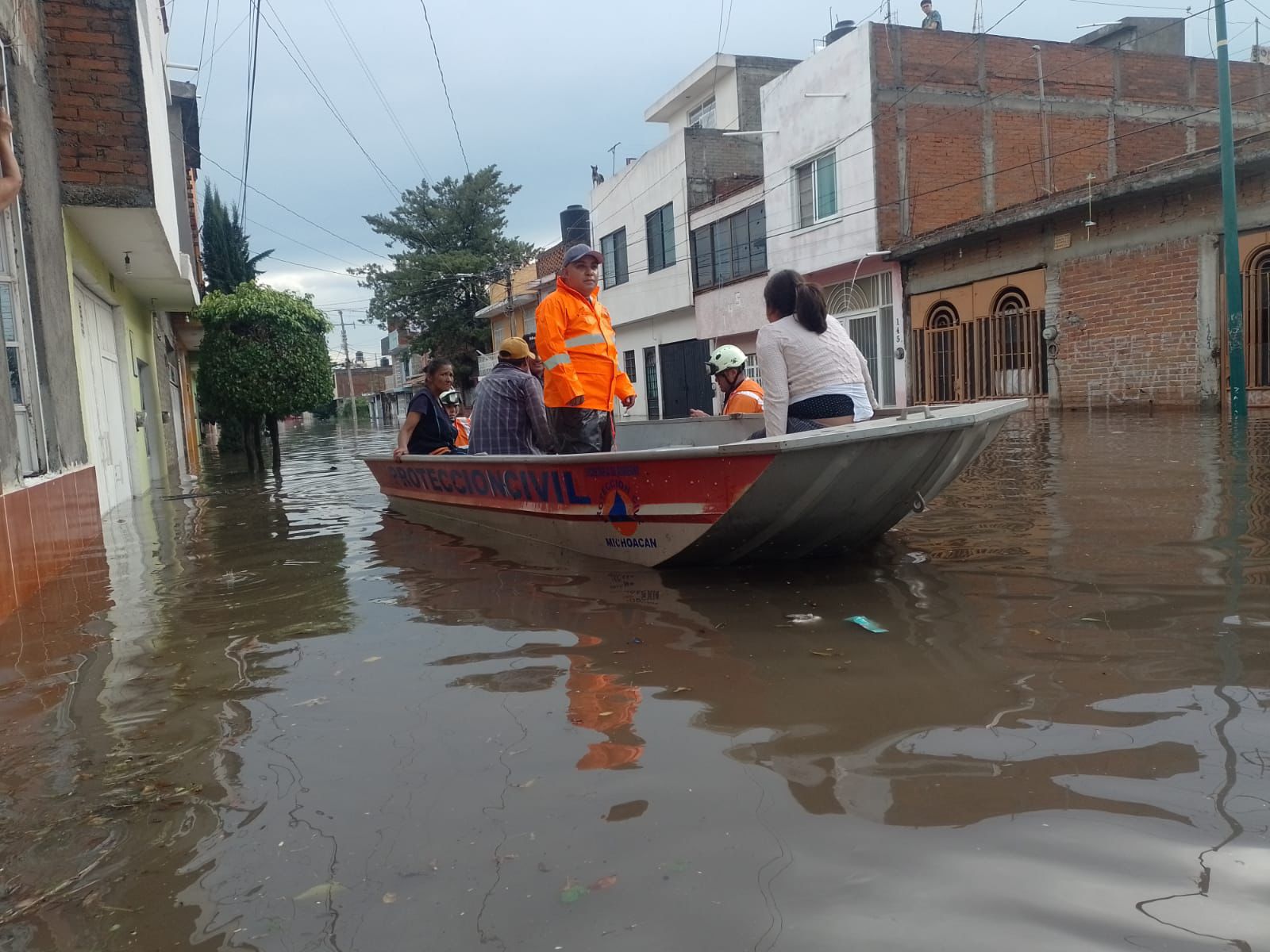 PC estatal apoya a familias de la Carlos Salazar en Morelia, tras inundación por lluvias.