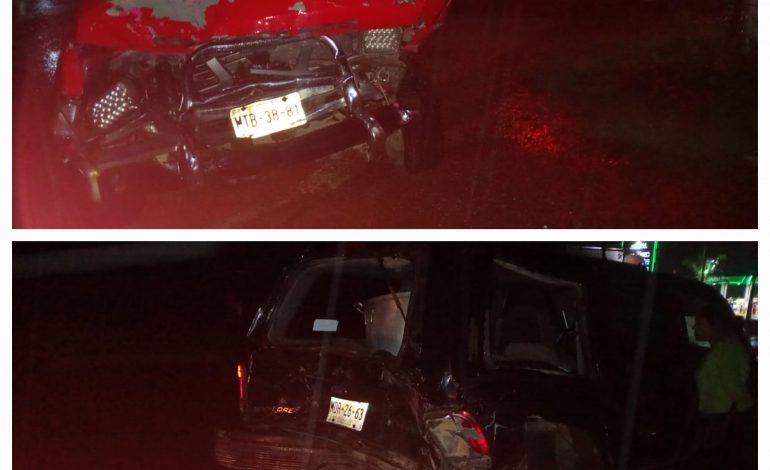 Accidente vehicular en Zitácuaro: Dos camionetas colisionan en carretera Zitacuaro-Morelia.