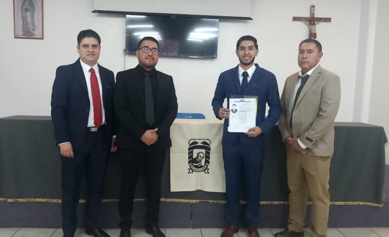 En la UVAQ se titula Axel Emmanuel Mejía Torres por promedio