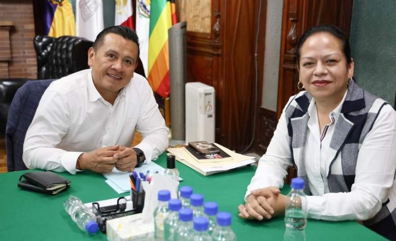 Carlos Torres Piña, secretario de Gobierno, se reúne con Jeovana Alcantar, presidenta electa de Cd. Hidalgo, para fortalecer la colaboración entre el Estado y el municipio.