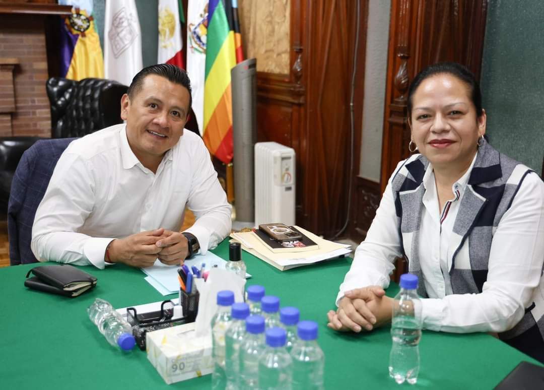 Carlos Torres Piña, secretario de Gobierno, se reúne con Jeovana Alcantar, presidenta electa de Cd. Hidalgo, para fortalecer la colaboración entre el Estado y el municipio.