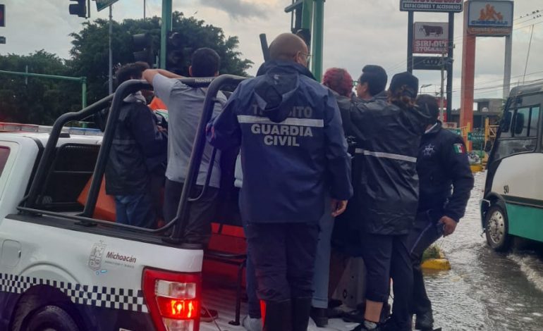 Ayuda rápida: Seguridad Vial Estatal rescata a decenas de morelianos varados por lluvia