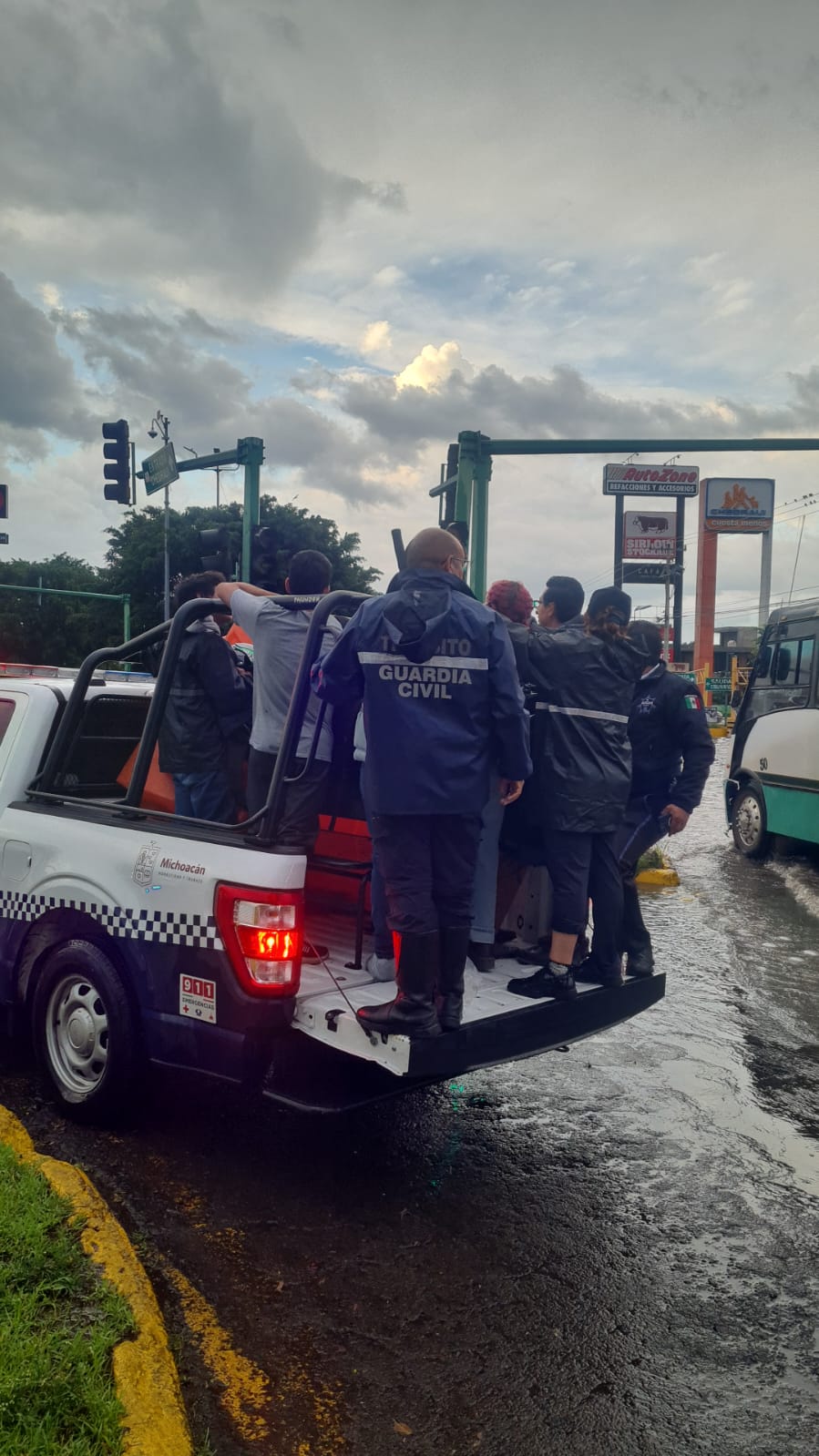Ayuda rápida: Seguridad Vial Estatal rescata a decenas de morelianos varados por lluvia