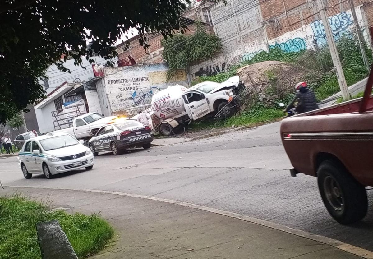 Accidente de pipa de gas LP causa daños y lesionados en Morelia.